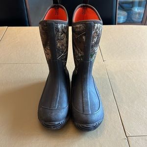 Kids Muck boots. Real Tree pattern